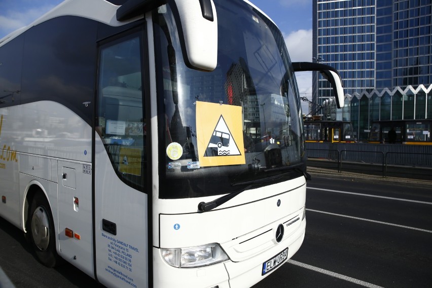 Trwa protest przewoźników w Warszawie. Kilkadziesiąt autobusów blokuje centrum miasta