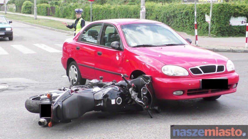 Wypadek na skrzyżowaniu Kaliska - Planty! Motocyklista w szpitalu [WIDEO]