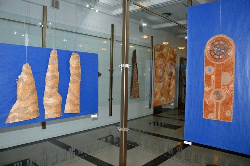 Niesamowita wystawa „rzeźbionych obrazów” Elżbiety Bis w Miejskim Domu Kultury w Stalowej Woli  [ZDJĘCIA]