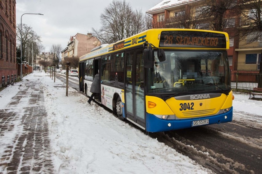 Likwidacji przejazdu linii 28 przez ulicę Moniuszki domaga...