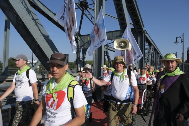 Setki wiernych wyruszyły 4 sierpnia spod toruńskiej katedry do Częstochowy. W osiem dni przejdą ponad 300 kilometrów.