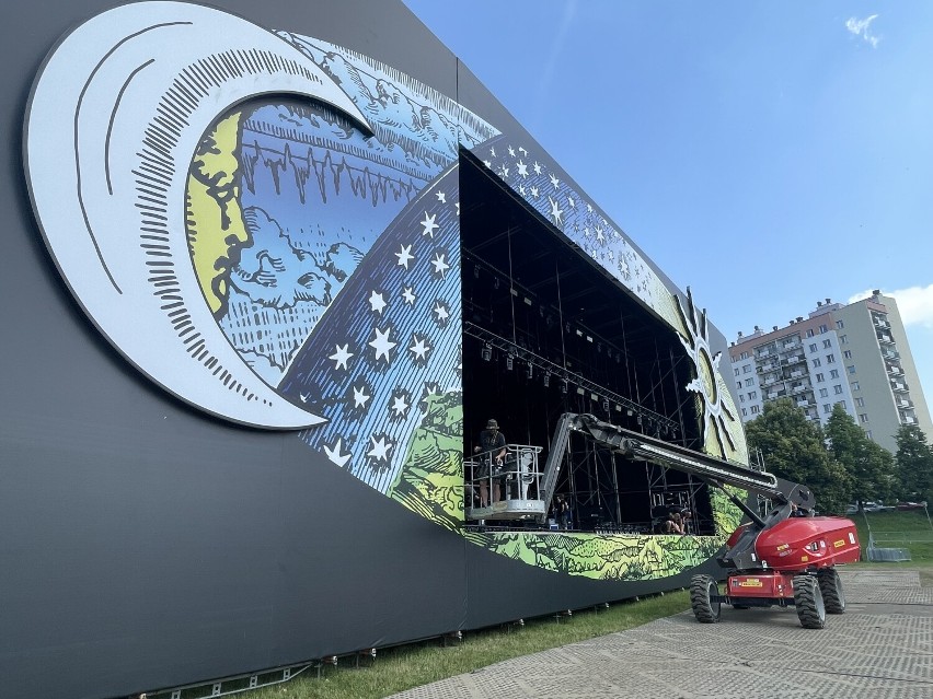 Trwa montaż imponującej "kosmicznej" sceny w Parku Sybiraków. W piątek będzie tu koncert główny ESK [ZDJĘCIA, WIDEO]