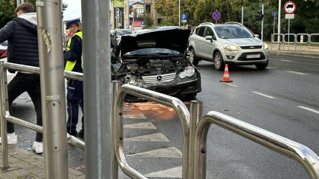 Do zderzenia dwóch osobówek doszło na skrzyżowaniu ulic: Ułańskiej z Bohaterów Westerplatte.