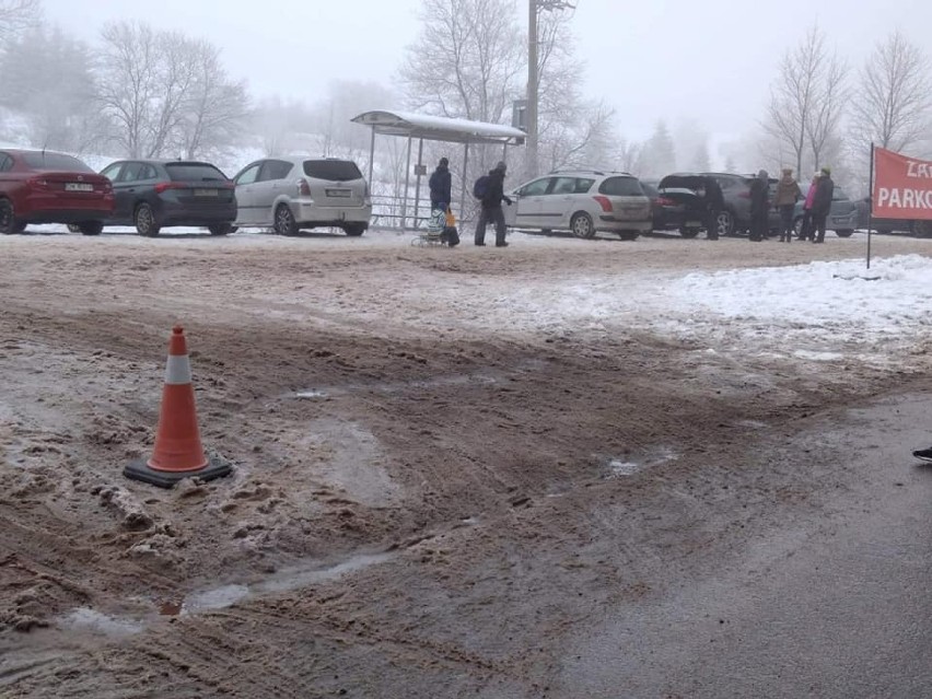 Śnieg przyciąga tłumy do Andrzejówki. Kierowcom stojącym w korkach pomaga policja i strażacy!