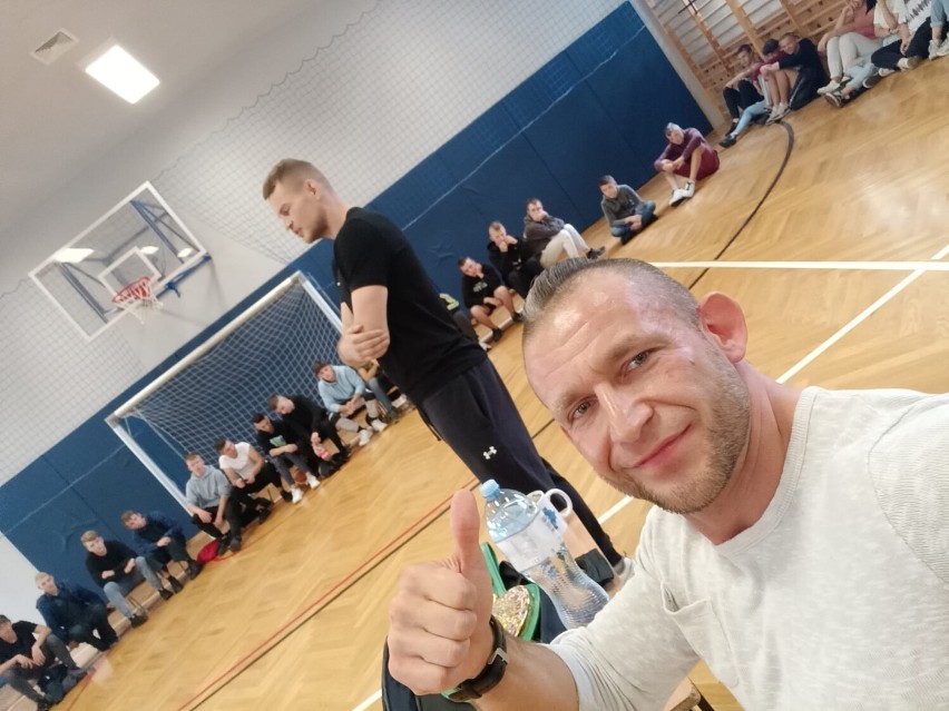 Mateusz Duczmal, mistrz świata WBC Muay Thai oraz trener personalny Bartosz Rogacki spotkali się z młodzieżą z Centrum Kształcenia i Wychowania OHP w Pleszewie