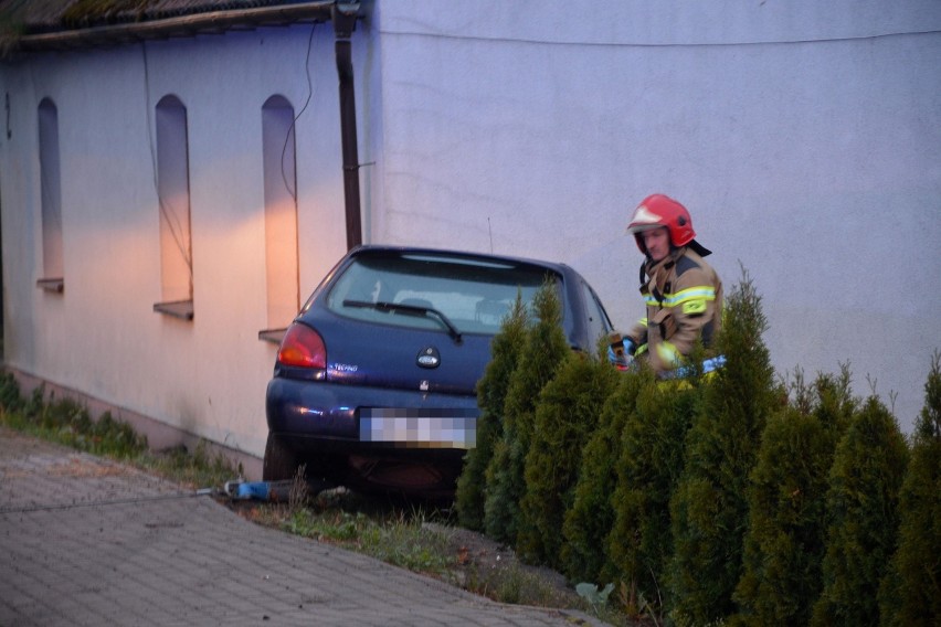 W Zbożu na ostrym zakręcie samochód osobowy wypadł z drogi i...