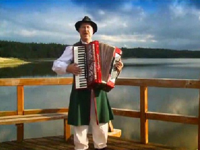 Lipnica promuje się śpiewającym wójtem. Andrzej Lemańczyk grając na akordeonie zaprasza turystów