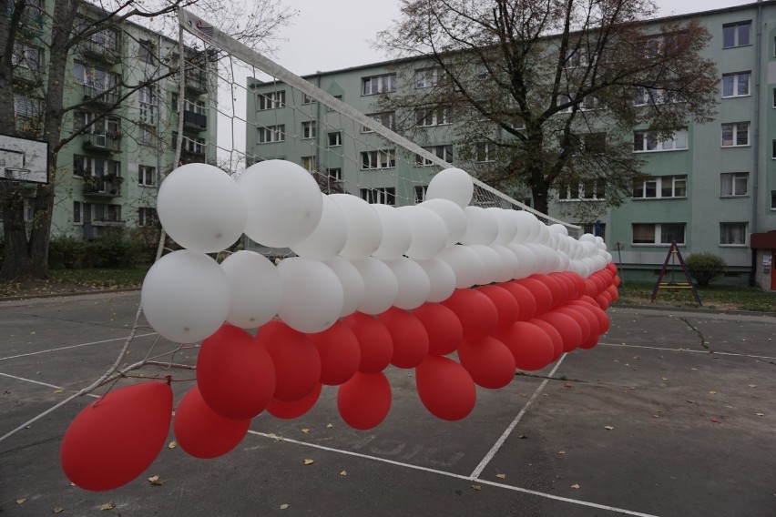 Na Retkini nadmuchali z balonów biało-czerwoną flagę
