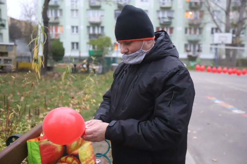 Na Retkini nadmuchali z balonów biało-czerwoną flagę