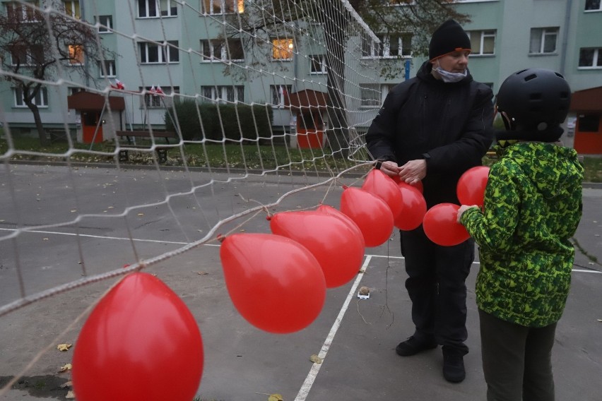 Na Retkini nadmuchali z balonów biało-czerwoną flagę