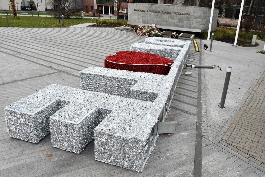 Wywrócony świąteczny napis dekoracyjny na pl. Wolności w...