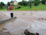 Znowu deszcze i podtopienia dróg w Wierzchowiskach! Akcja strażaków trwała wiele godzin. Zobacz zdjęcia