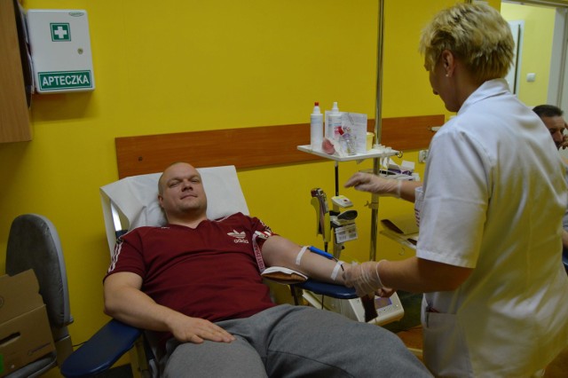 Krew jest wciąż potrzebna i mimo, że chętni są, to liczba dawców maleje, a krwi potrzeba coraz więcej!
