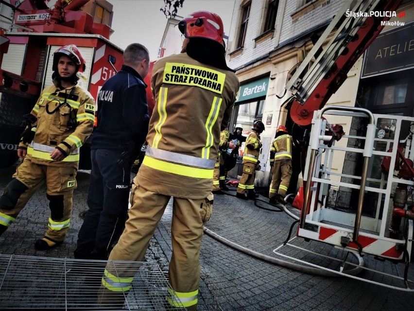 Mikołów: Pożar kamienicy w centrum miasta. Czy to było podpalenie? Sprawę bada policja