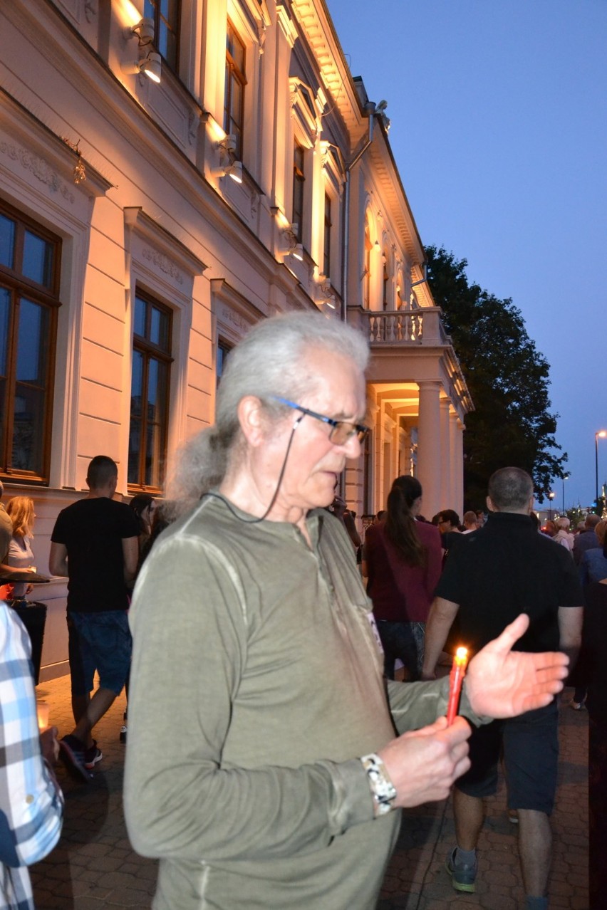 Łańcuch światła w Lublinie. Kilkaset osób przed budynkiem sądu (ZDJĘCIA)