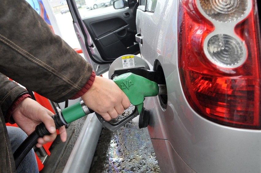 Za litr paliwa musimy zapłacić ponad 5 zł za litr. Gdzie w powiecie jasielskim zatankujemy najtaniej? [ZESTAWIENIE]