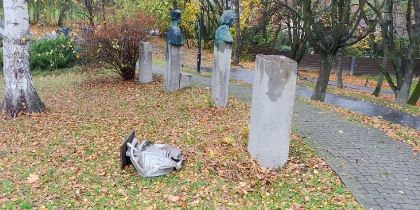 Kraków. Zniszczone rzeźby w parku Decjusza. Policja szuka sprawców