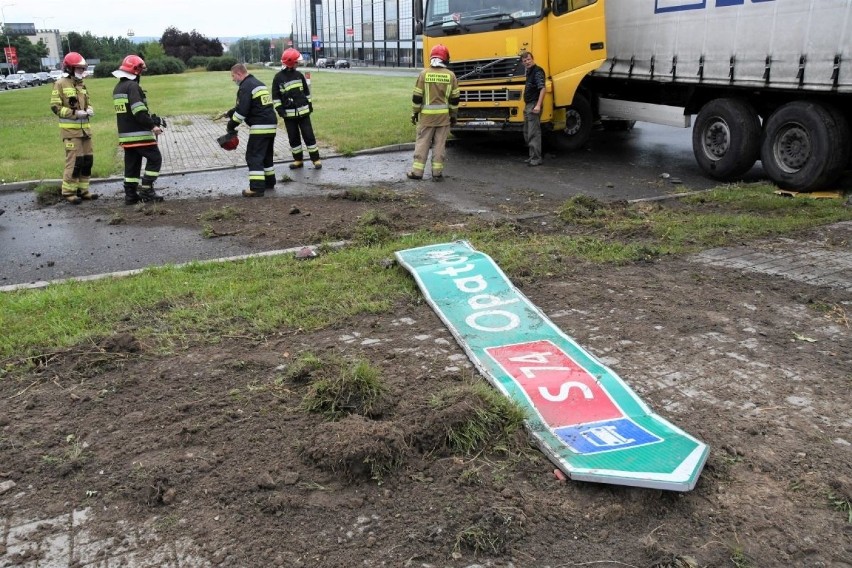 Karambol koło Galerii Echo w Kielcach! TIR taranował znaki, uszkodził dwa auta [ZDJĘCIA] 