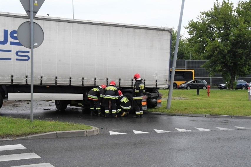 Karambol koło Galerii Echo w Kielcach! TIR taranował znaki, uszkodził dwa auta [ZDJĘCIA] 