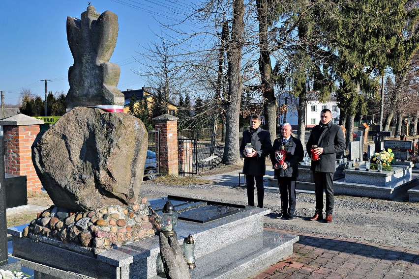 W Urzędowie uczczono pamięć o żołnierzach Armii Krajowej. Symboliczne znicze na pomniku złożył m.in Andrzej Rolla