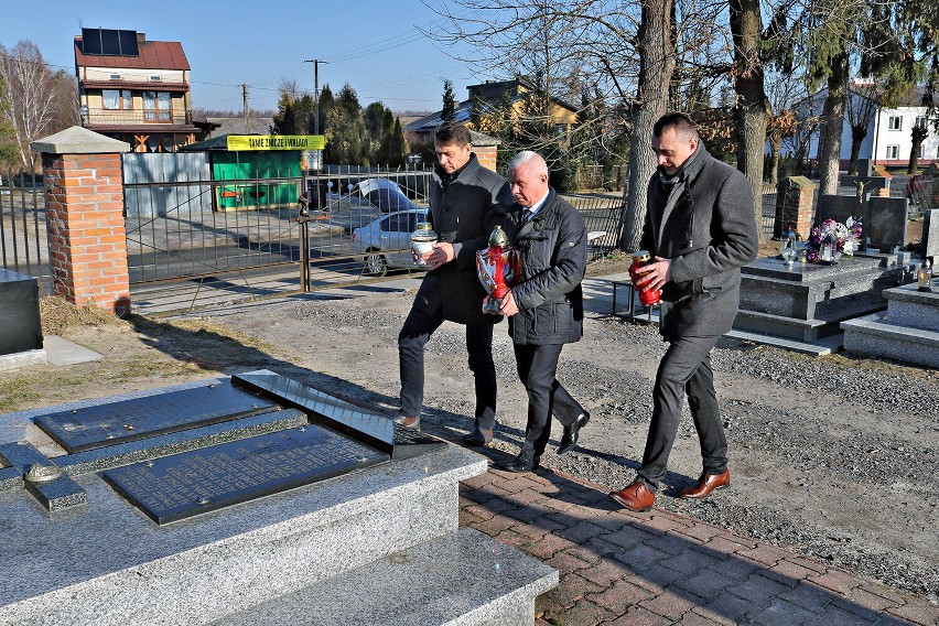 W Urzędowie uczczono pamięć o żołnierzach Armii Krajowej. Symboliczne znicze na pomniku złożył m.in Andrzej Rolla