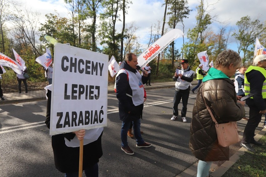 Protest pod fabryką czekolady w Bielanach Wrocławskich. Ludzie wyszli na ulicę