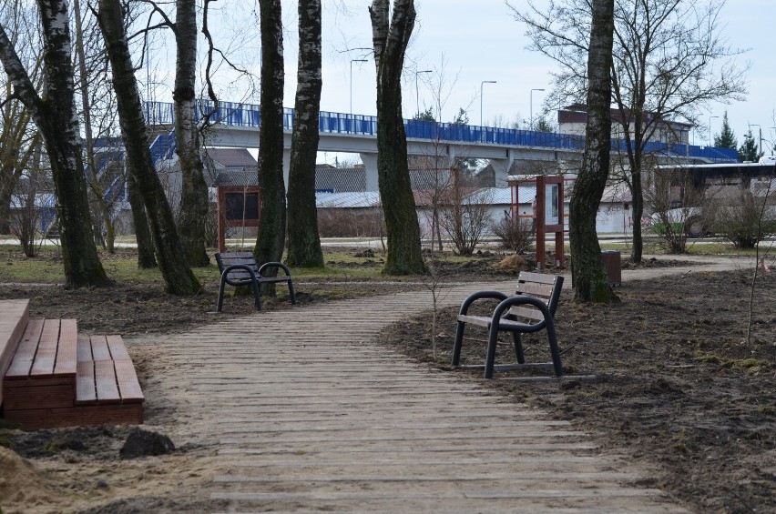 Strefa relaksu w miejskim parku jest niemal na ukończeniu