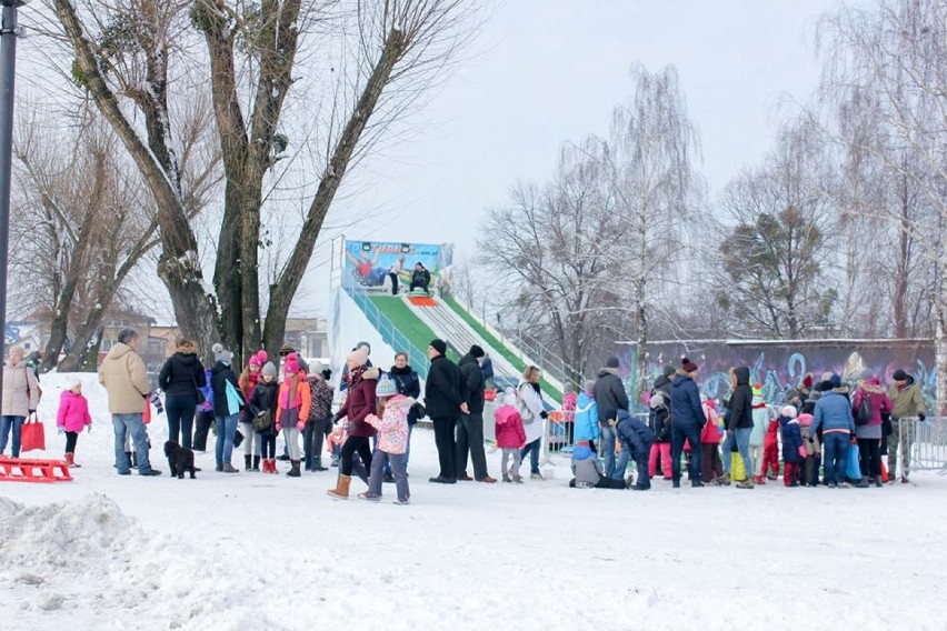 Na Rynku w Żorach stanie sztuczna górka. Od dziś można spróbować snowtubingu