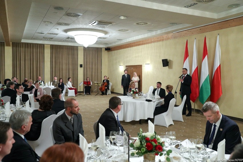 Wykwintna kolacja dla prezydentów Polski i Węgier w Best Western Grand Hotel w Kielcach. Jajko mollet, smażony jesiotr, śliwka szydłowiecka 