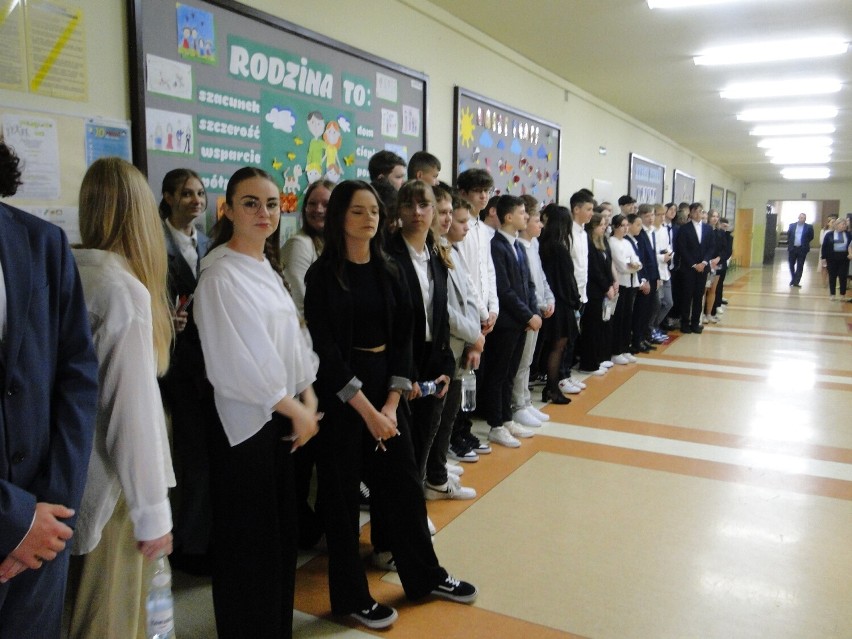 Egzamin ósmoklasisty 2023. W Radomiu w szkole podstawowej numer 1 uczniowie zdawali egzamin z języka angielskiego