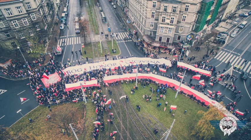 Patriotycznie z lotu ptaka. Szczeciński Marsz Niepodległości "okiem drona" [wideo]