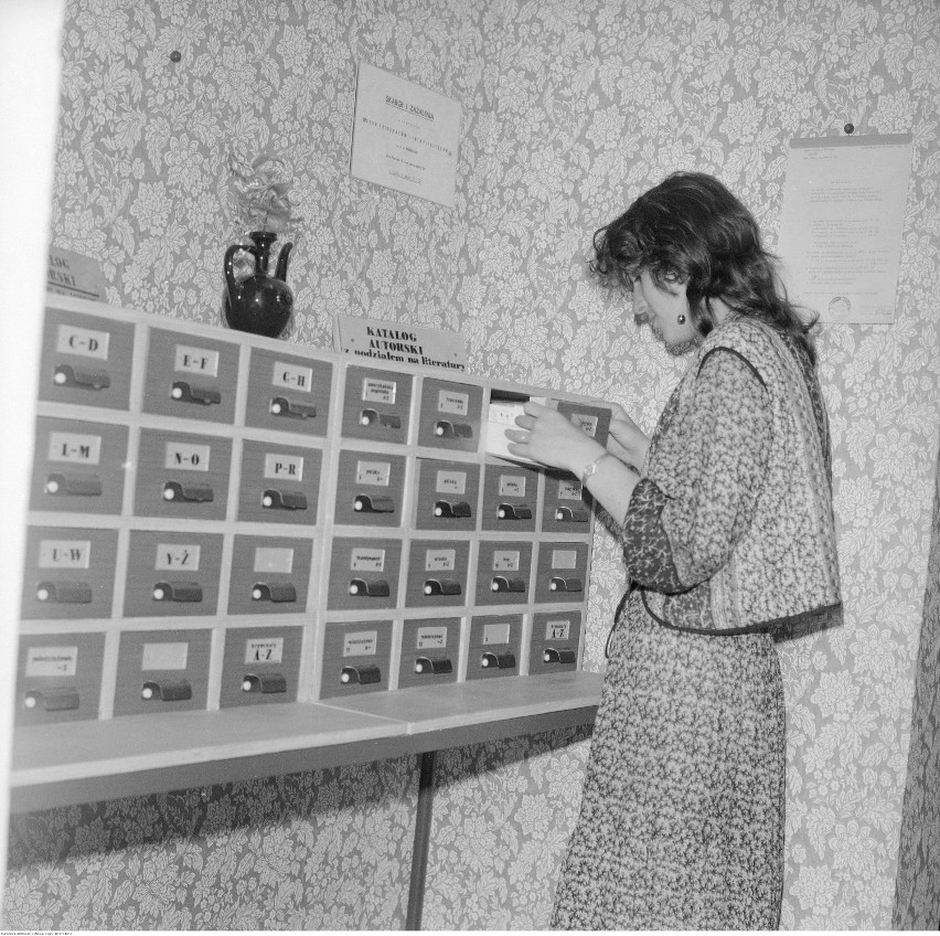 Kobieta korzysta z katalogu.
Data wydarzenia: 1982-05-18