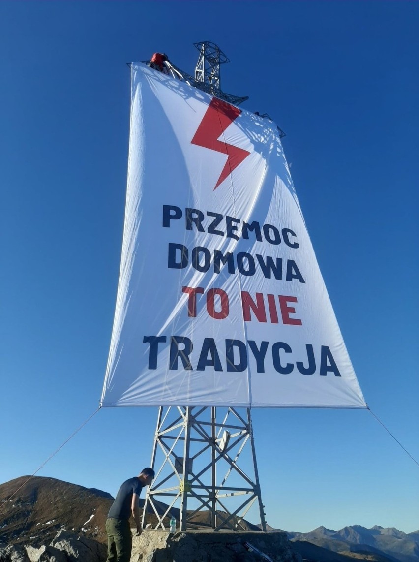 Tatry. TPN bada sprawę powieszenia banneru na krzyżu na Giewoncie. Sprawcy nielegalnie użyli też drona 