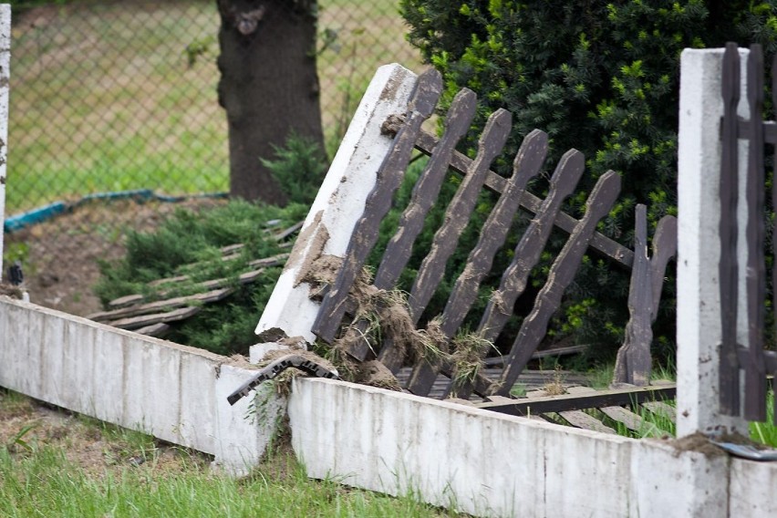 Golf wypadł z drogi na ulicy Jastrzębskiej