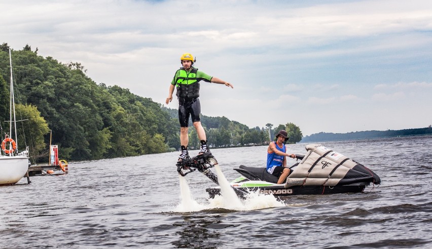 Flyboard, czyli „latające papcie”. Dzięki nim polatasz nad...