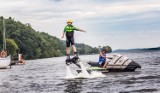 Flyboard, czyli „latające papcie”. Dzięki nim polatasz nad Zalewem Zegrzyńskim