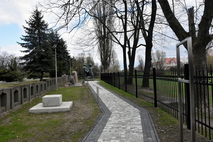 Pomnik z radzieckim żołnierzem czeka na marszałka Rokossowskiego w Legnicy [ZDJĘCIA]