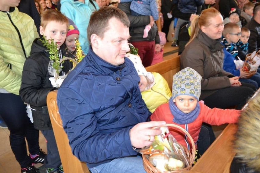 Święcenie pokarmów w parafii w Kiełpinie