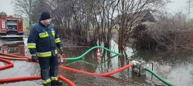 Strażacy mają coraz więcej zgłoszeń dotyczących zalania dróg, domów