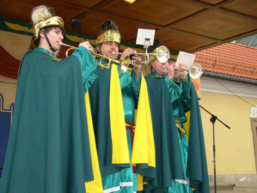 Podczas niej biskup święci oleje (chorych, katechumenów i...