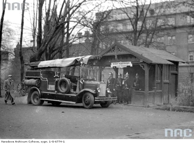 Akcje straży pożarnej z dawnych lat. Ponad 180 tysięcy fotografii z Narodowego Archiwum Cyfrowego www.nac.gov.pl