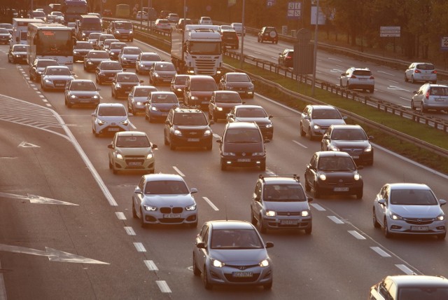 Korki na alei Roździeńskiego. Trwa remont wiaduktów nad S86.