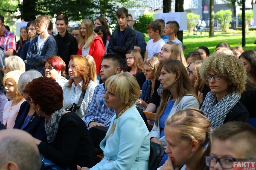 Narodowe Czytanie w jasielskim parku (ZDJĘCIA)