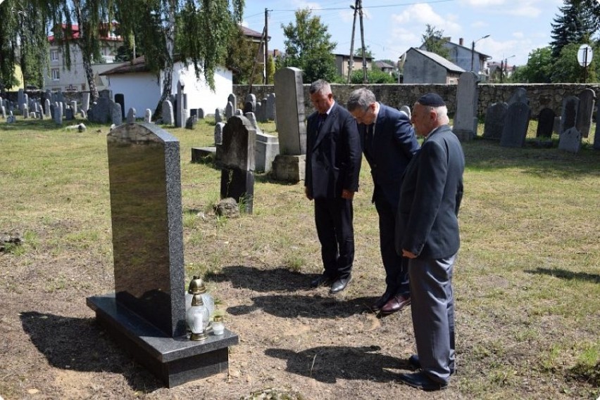 Trzebinia. Konsul z wizytą w izbie pamięci i na cmentarzu żydowskim [ZDJĘCIA]