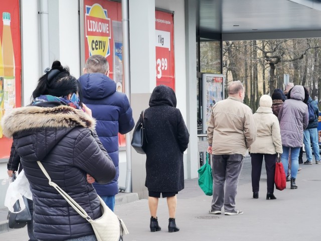 1 kwietnia przed sklepami ustawiały się kolejki - to efekt kolejnych ograniczeń wprowadzonych przez rząd. Mowa m.in. o limicie liczby klientów w sklepach oraz godzinach na zakupy dla seniorów.