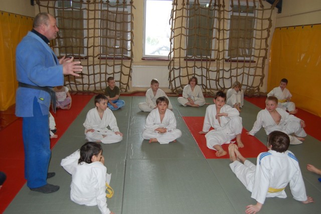 Władysław Morawski ze swoimi judokami w sali, którą wspólnie wyremontowali