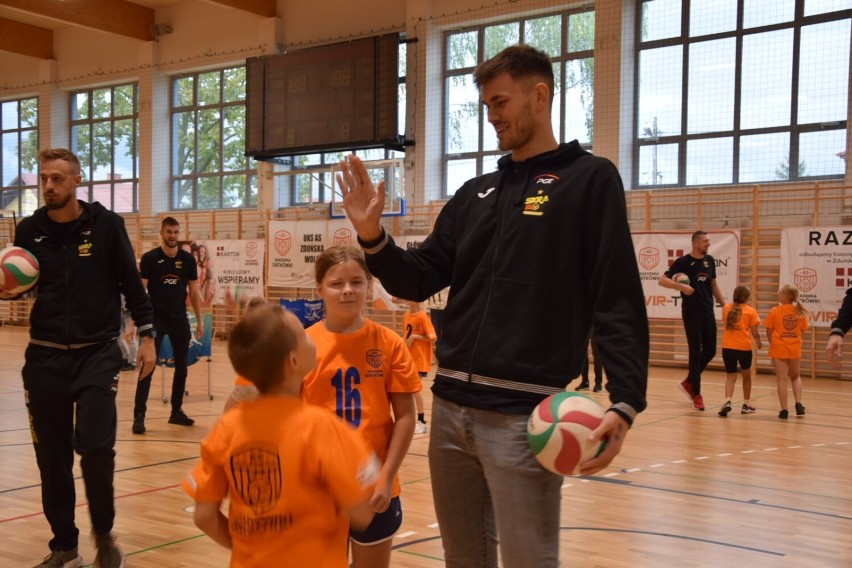 Siatkarze Skry Bełchatów z wizytą w Akademii Siatkówki w Zduńskiej Woli ZDJĘCIA