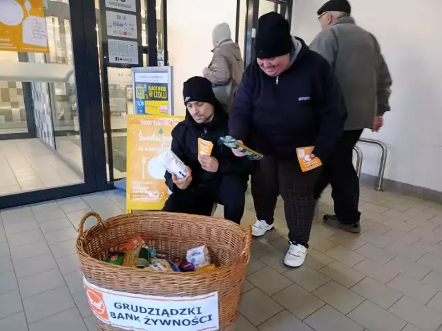 Wolontariusze Banku Żywności dyżurują m.in. przy Lidlu w "Starej Kuźni" na ul. Włodka w Grudziądzu