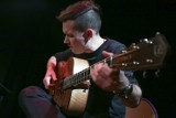 Na gitarze gra techniką fingerstyle. Piotr Krępeć wystąpił i poprowadził warsztaty w Słupsku 