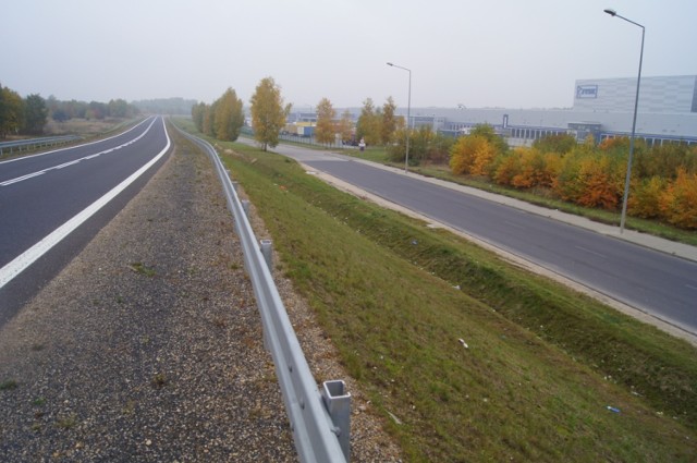 Tuż obok Centrum Dystrybucji JYSK przebiega obwodnica miasta. Firma nie może z niej jednak korzystać, bo nie ma zjazdów z drogi